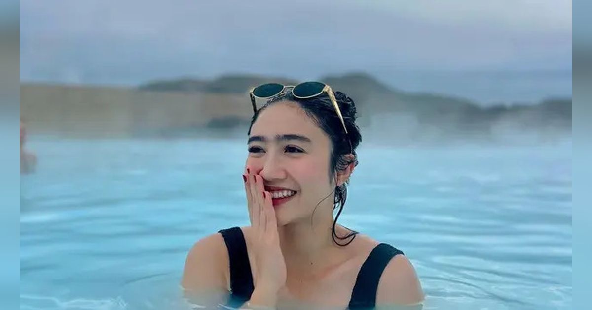 Liburan di Iceland, Potret Febby Rastanty Cantik Natural saat Berendam di Kolam Air Panas - Maskeran Lumpur