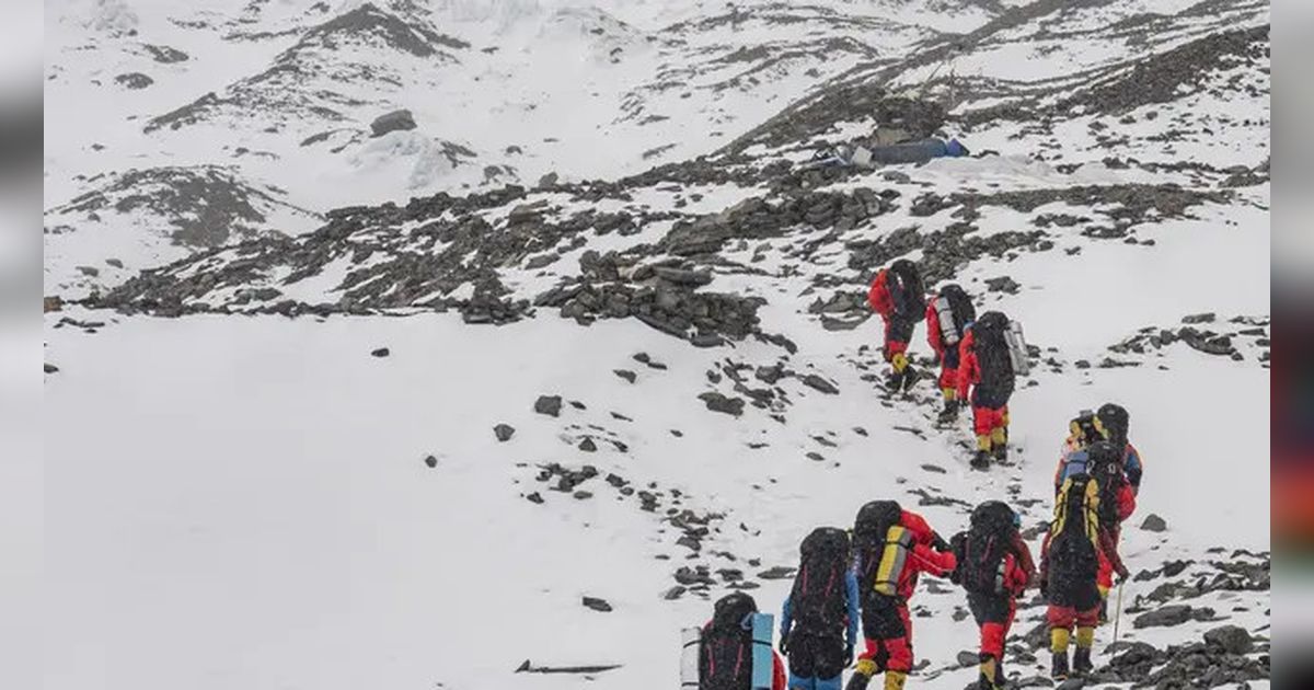 Siapa Orang Pertama Sukses Mendaki Puncak Gunung Everest?