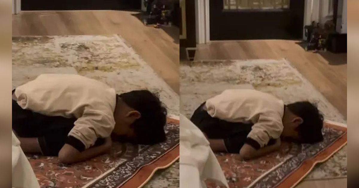 Arie Untung Unggah Video Anaknya yang Lama Bersujud saat Salat: Anak Sujud Berjam-jam Saking Khusuknya