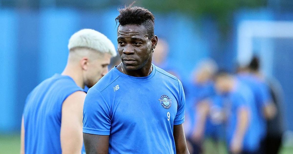 Kembali ke Liga Italia, Mario Balotelli Resmi Bergabung dengan Genoa