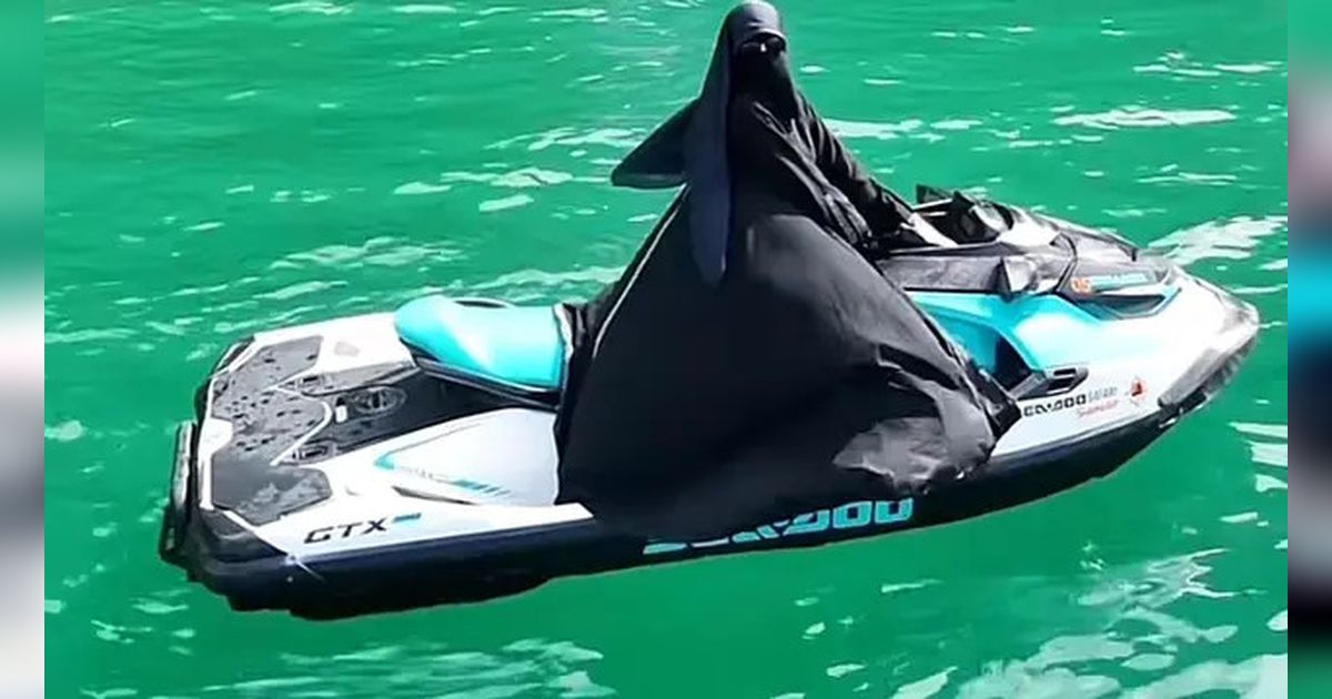 Aksi Nyentrik Umi Pipik Kemudikan Jetski Speedboat Pakai Satu Tangan di Danau Toba, Buktikan Wanita Bercadar Bisa Lakukan Banyak Hal