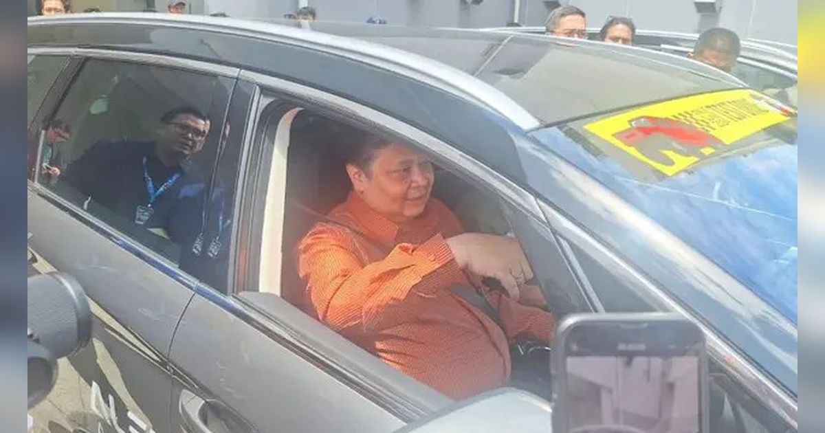 Tak Mau Disopiri, Menko Airlangga Hartarto Nyetir Sendiri saat Uji Coba Mobil Listrik Aletra L8 EV di GJAW 2024