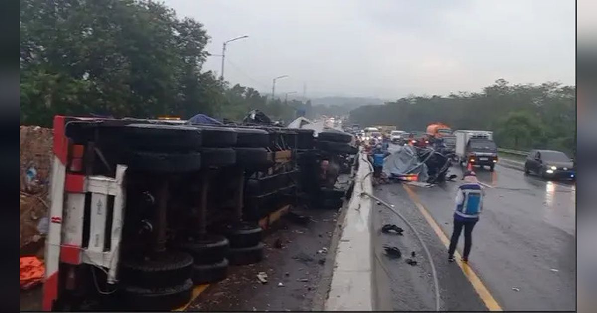 Kronologi Kecelakaan Bus Rombongan Peziarah TabrakTruk di Tol Cipularang, Sebabkan Jatuh Korban Jiwa