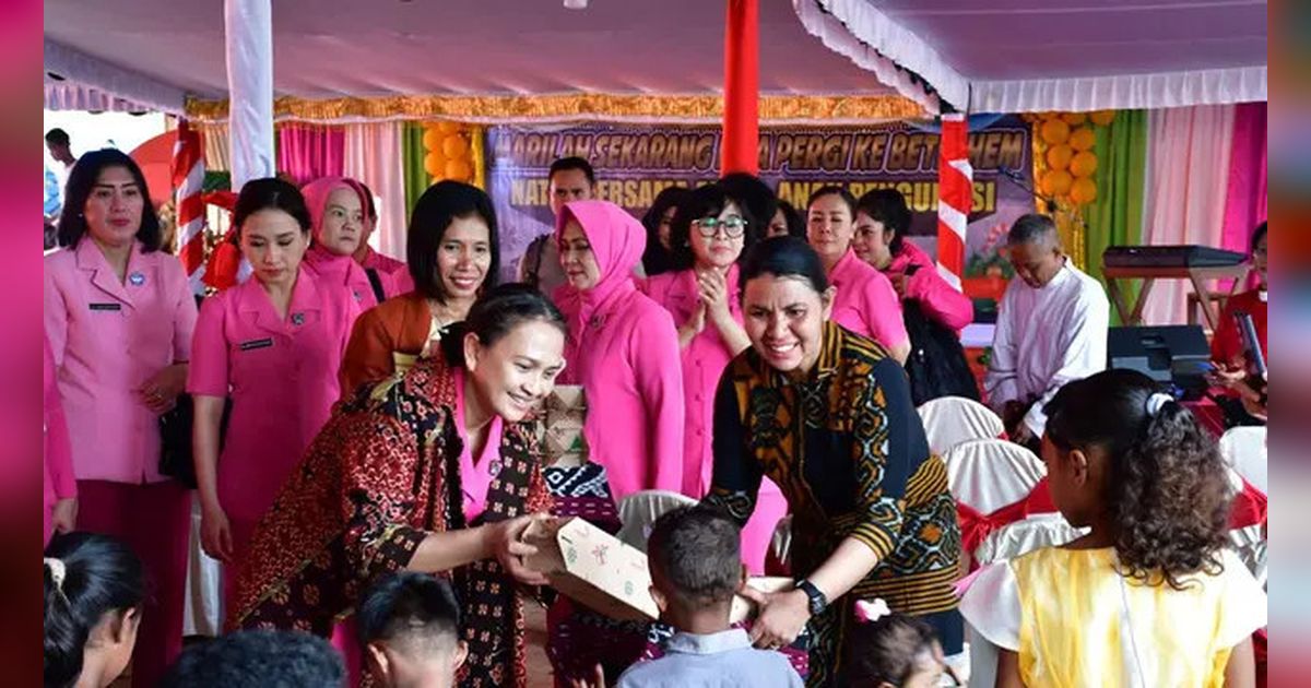 Momen Ketua Umum Bhayangkari Rayakan Natal Bareng Penyintas Erupsi Gunung Lewotobi