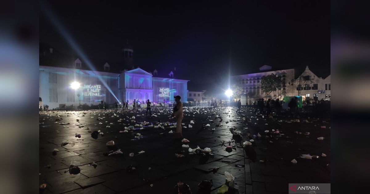 Tantangan Sampah di Kawasan Kota Tua Usai Perayaan Tahun Baru
