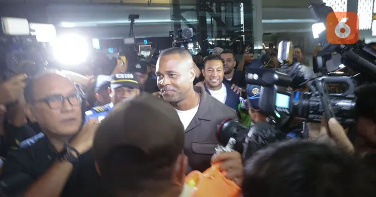 Dikawal Ketat Petugas, Patrick Kluivert Tiba di Indonesia dengan Senyuman dan Lambaian Tangan