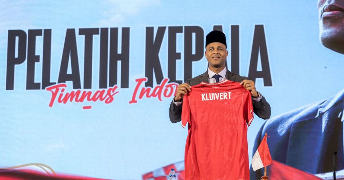 Saat Patrick Kluivert Pakai Peci Pamer Jersey Timnas Indonesia