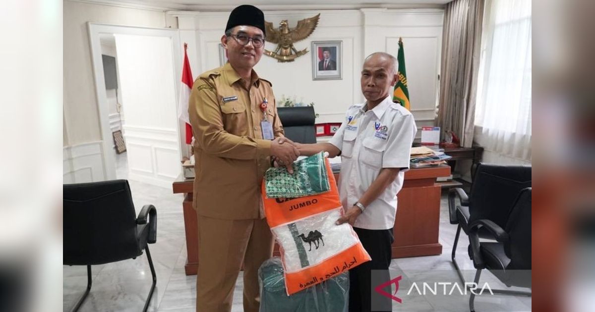 Sekda Bogor Beri Guru SLB Inspiratif Hadiah Umrah