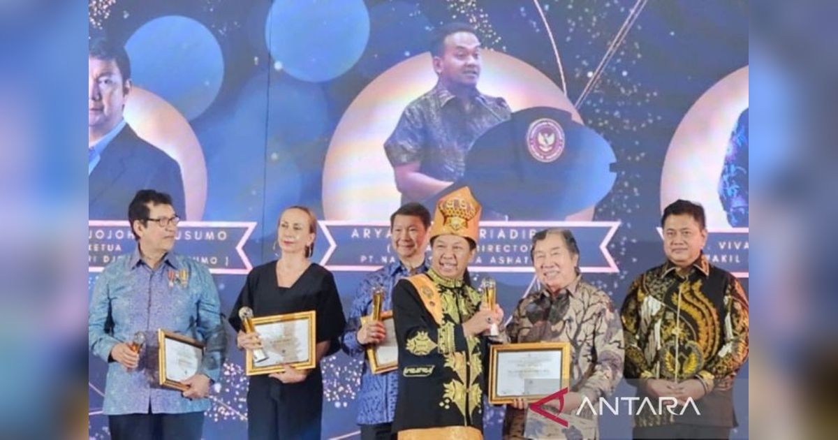Direktur Taman Safari Indonesia Raih Penghargaan Atas Dedikasi Konservasi Satwa