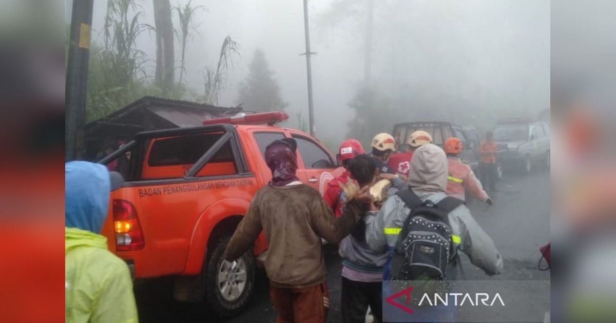 Tagana Kemensos Bantu Evakuasi Korban Longsor Pekalongan