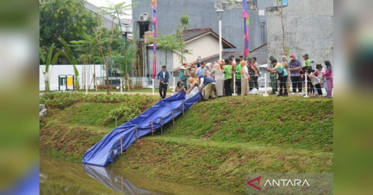 Pemkot Jaktim Tebar 5000 Bibit Ikan Nila di Embung Koco untuk Penuhi Gizi Warga