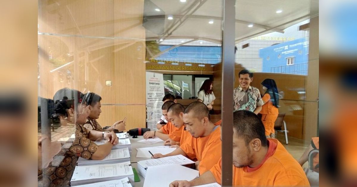 BNN Serahkan 10 Tersangka Pabrik Narkoba ke Kejari Serang