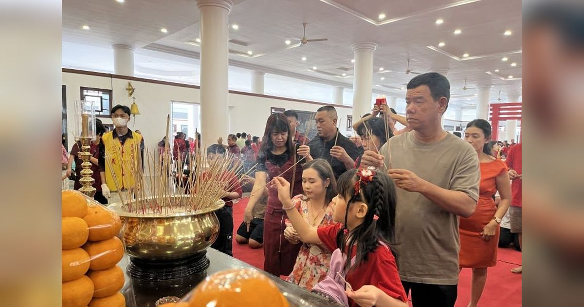 Imlek 2025: Ribuan Umat Tionghoa Ramaikan Vihara Maitreya Batam