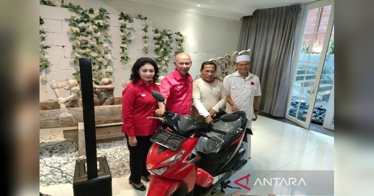 Said Abdullah Bantu Guru di Kangean yang Sepeda Motornya Dibakar Murid