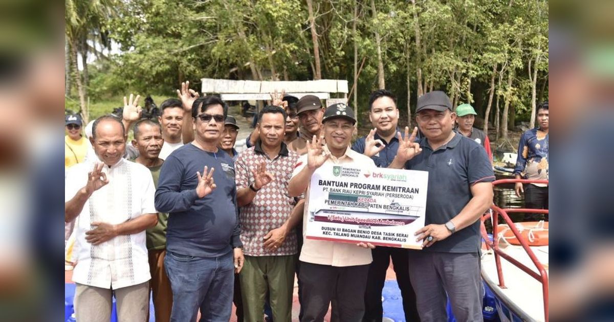 Bengkalis Serahkan Speedboat Ambulance untuk Dusun Terisolasi