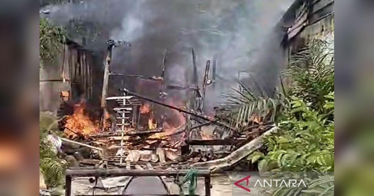 Korsleting Listrik Sebabkan Kebakaran Kios Bubur di Sukabumi, Kerugian Rp110 Juta