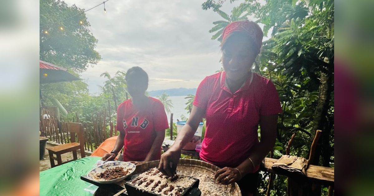 Yoti Silooy: Lestarikan Tradisi Bakar Sagu Gula Khas Ambon