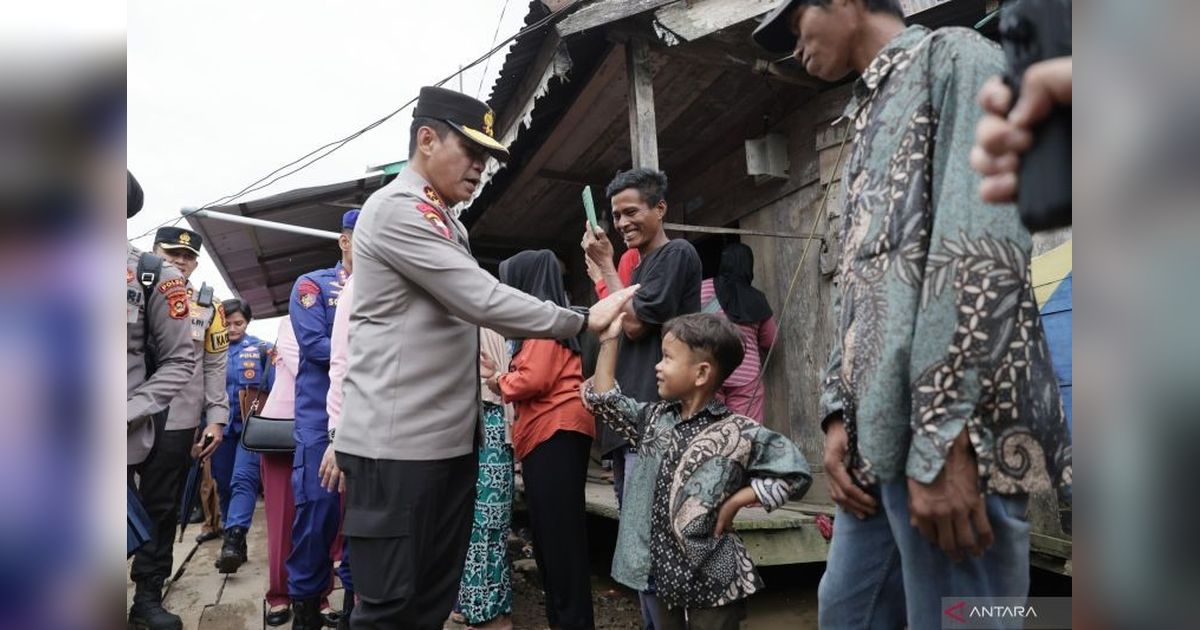 Polda Sumsel Beri Bantuan 200 Panel PLTS untuk Warga Desa Teluk Payo, Banyuasin
