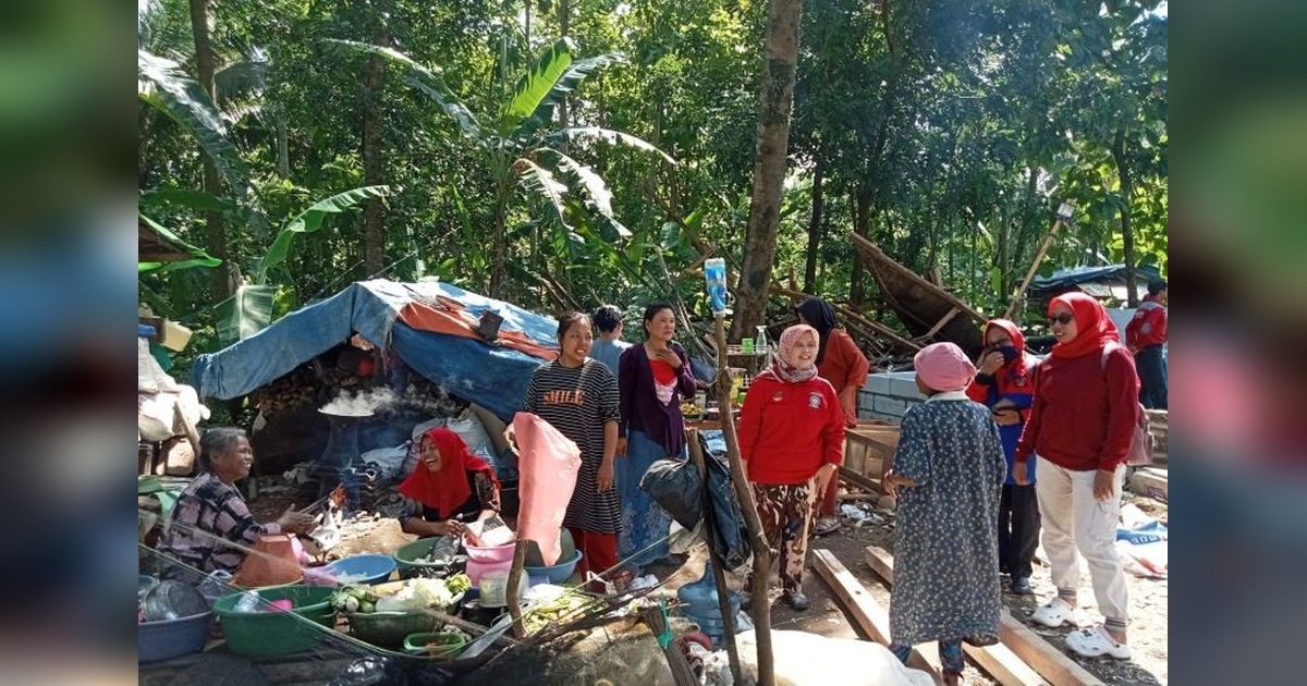 Tagana Lebak Bangun Rumah Warga Terdampak Angin Kencang di Bayah