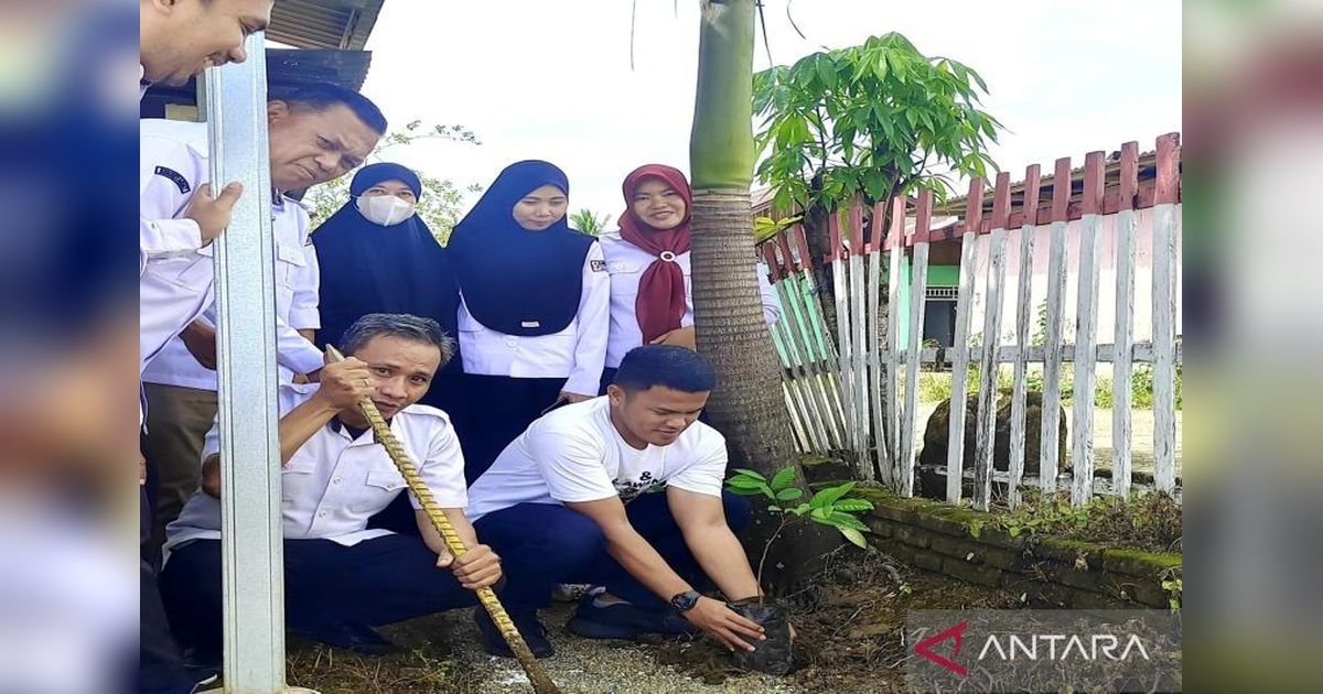 Bawaslu Gorontalo Utara Tanam Pohon Manggis: Simbol Integritas Pemilu