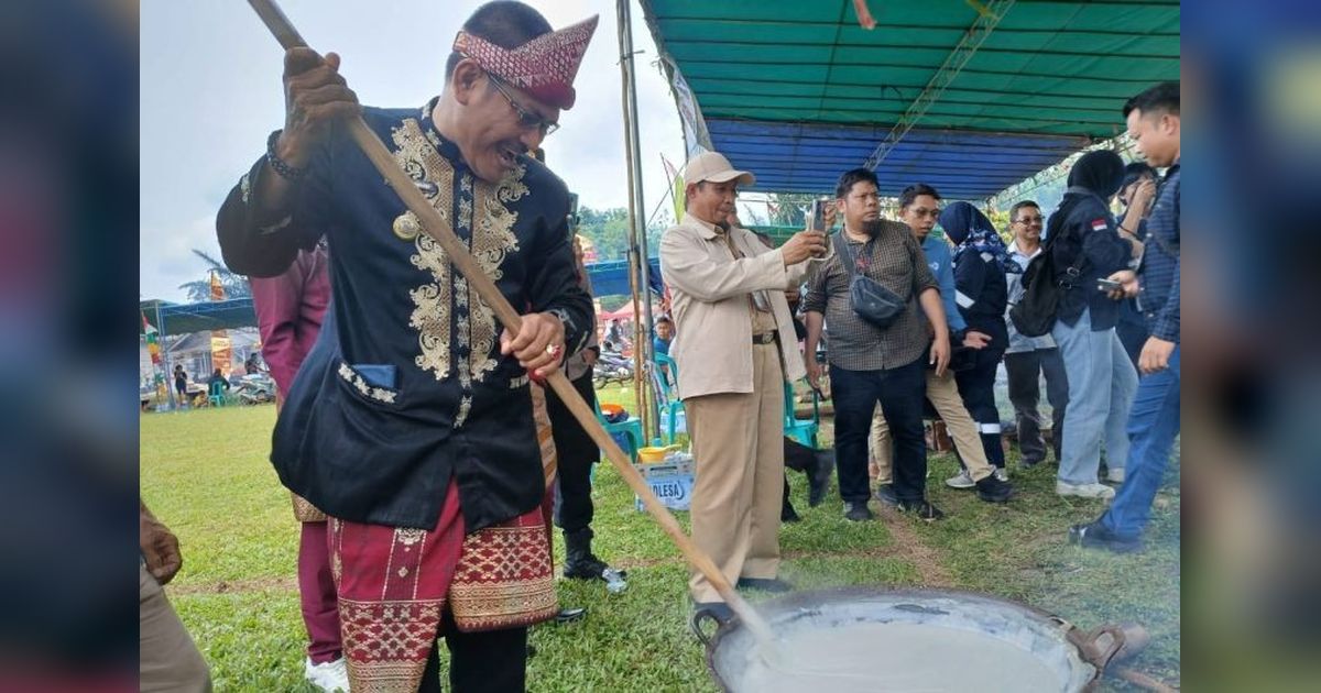 PT Timah Lestarikan Tradisi Mengijuk Dodol di Desa Penyampak
