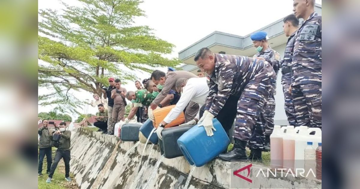TNI AL Musnahkan 1 Ton Minuman Keras Ilegal di Kepulauan Aru