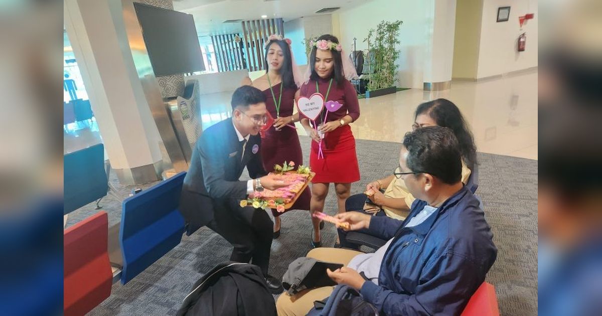 Bandara Pattimura Ambon Rayakan Valentine dengan Cokelat dan Keramahan