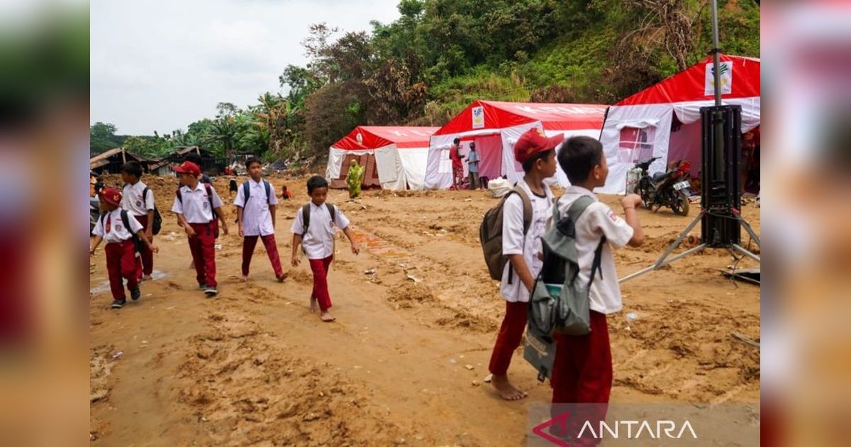 Dinsos Kendari Beri Bantuan Seragam Sekolah untuk Korban Kebakaran Puuwatu