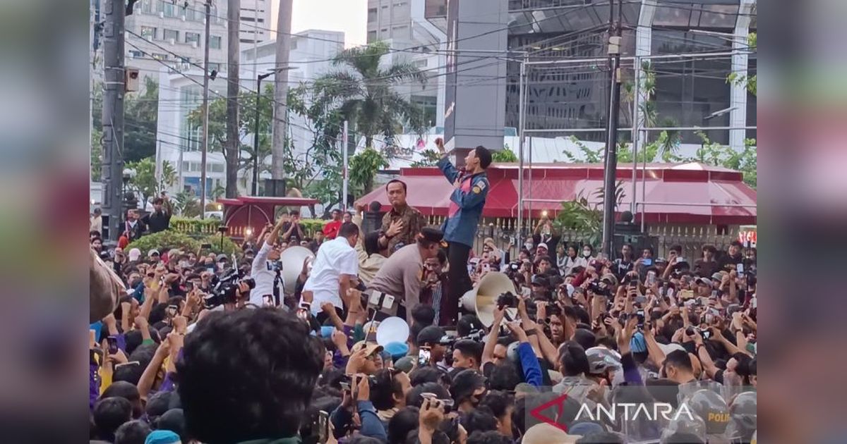 Mensesneg Temui Mahasiswa Demo di Patung Kuda, Sampaikan Pesan Presiden Prabowo