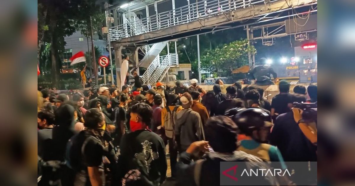 Massa di Patung Kuda Provokasi Petugas, Lempar Petasan dan Bakar Pembatas
