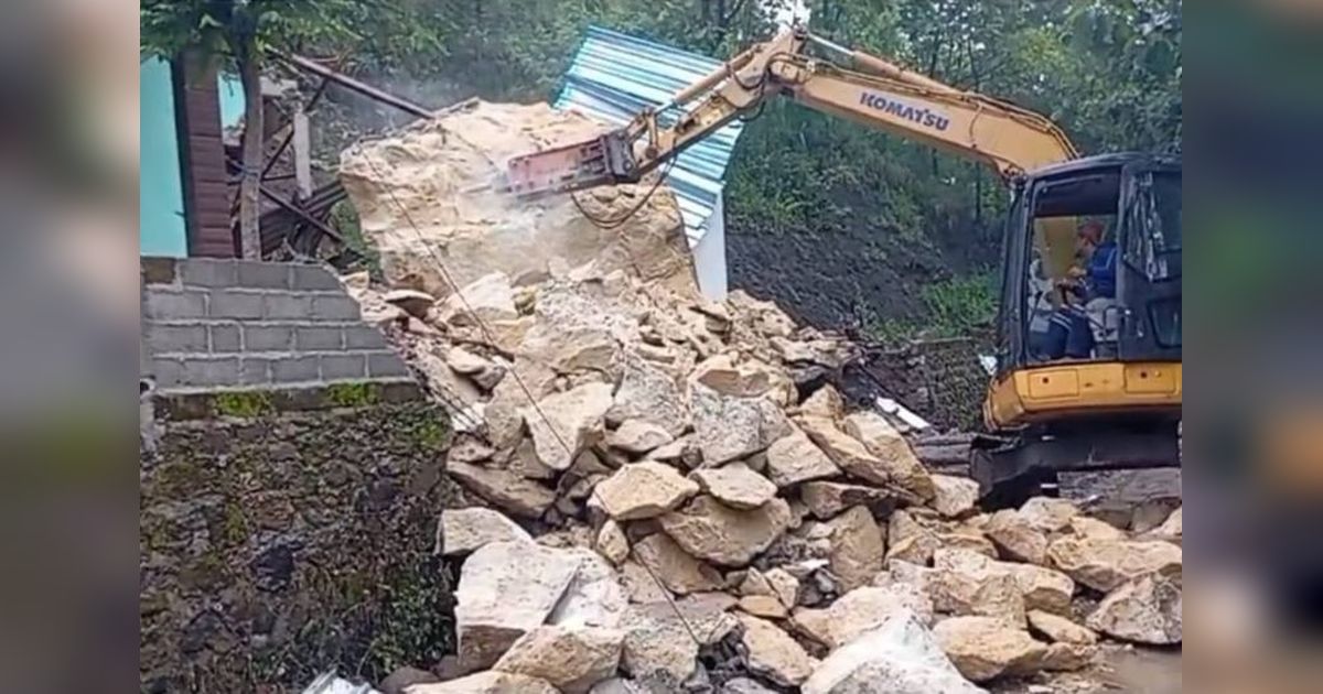 BPBD Ponorogo Bersihkan Batu Longsor Raksasa, Cegah Bencana Susulan
