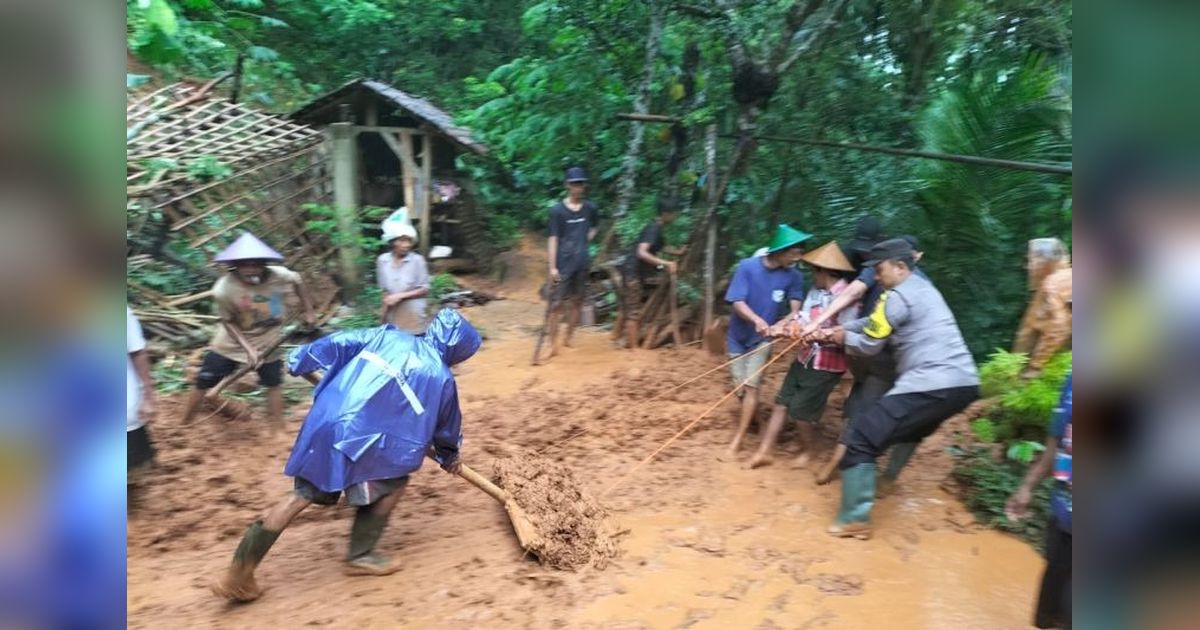 Rumah Rusak Parah Diterjang Longsor di Pacitan, Warga Selamat
