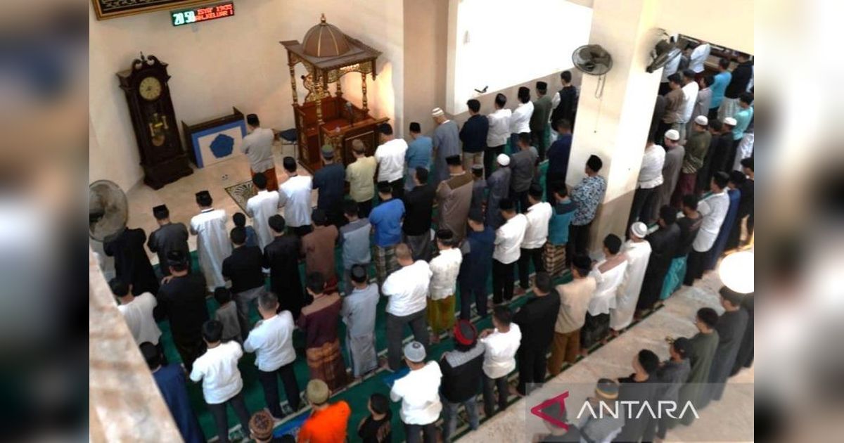 Ramadan di Makassar: Masjid Padati Umat Muslim untuk Salat Tarawih Perdana
