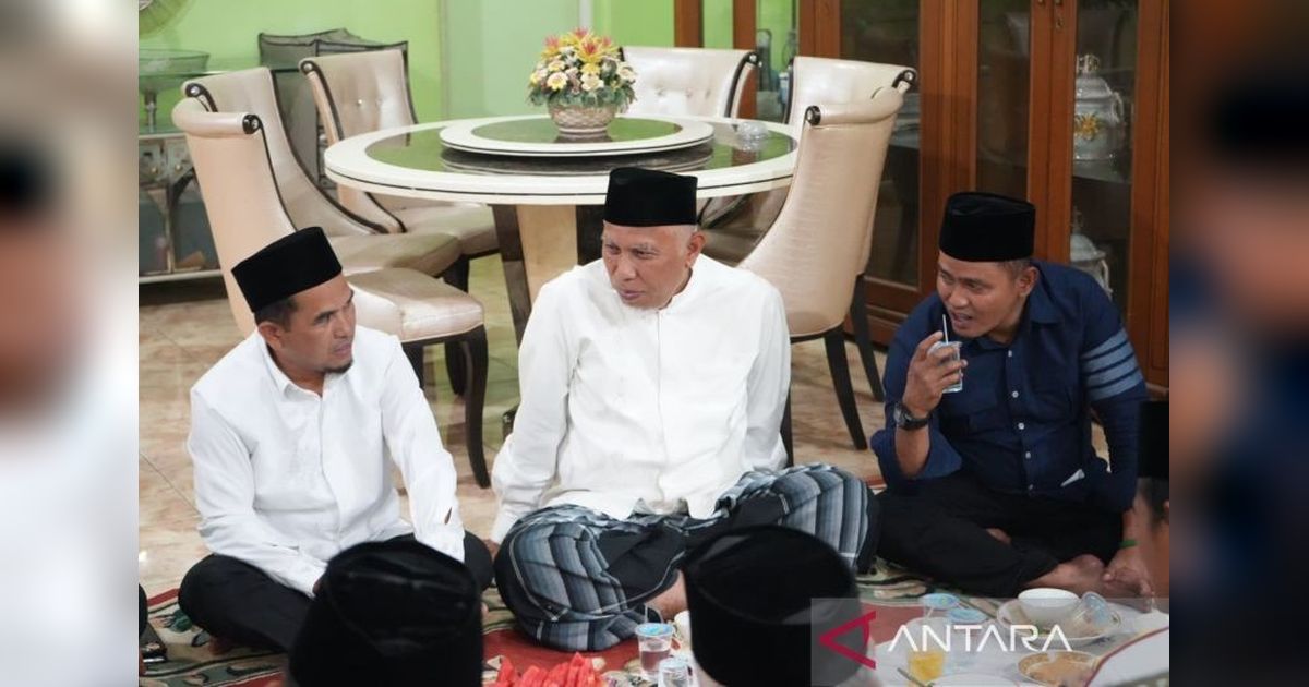 Gubernur Sumbar Serahkan Bantuan Rp70 Juta untuk Masjid di Solok