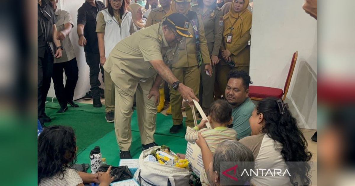 Wagub Rano Tinjau Lokasi Pengungsian Banjir Jakarta Timur, Berikan Bantuan dan Tawarkan Rusun
