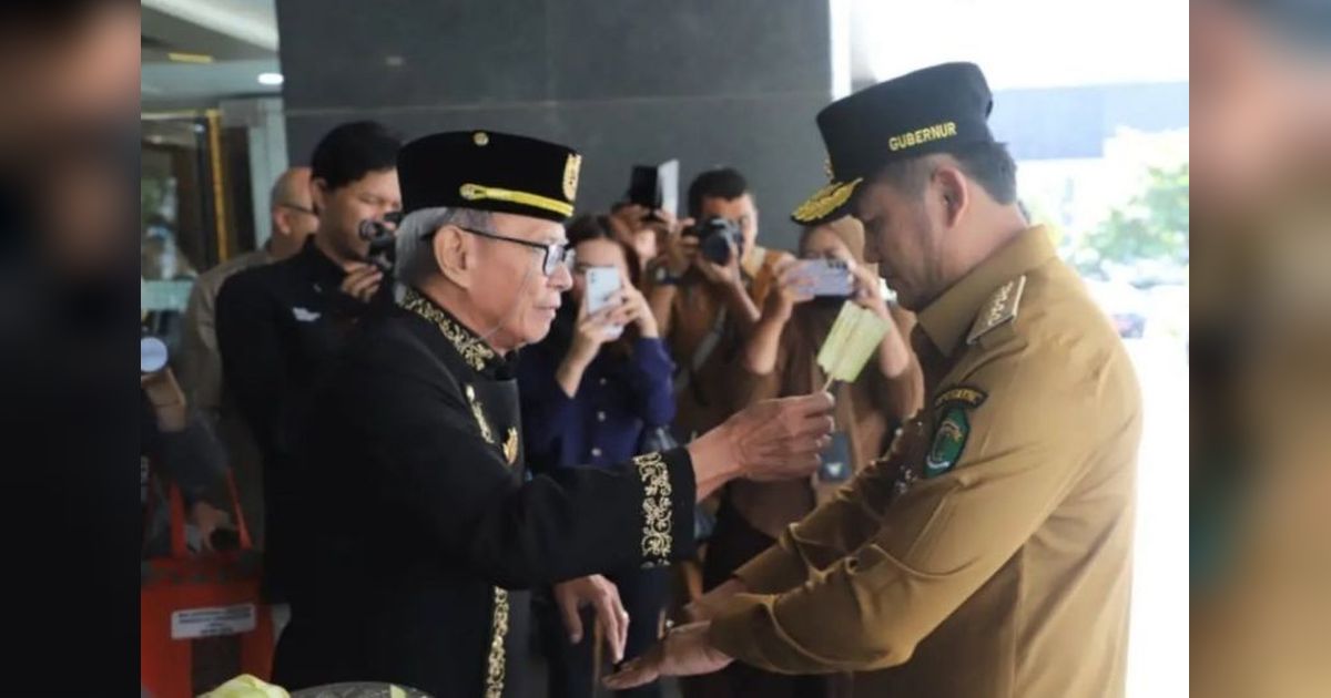 Gubernur Kaltim Rudy Mas'ud Disambut Adat Tepung Tawar, Simbol Doa dan Keberkahan