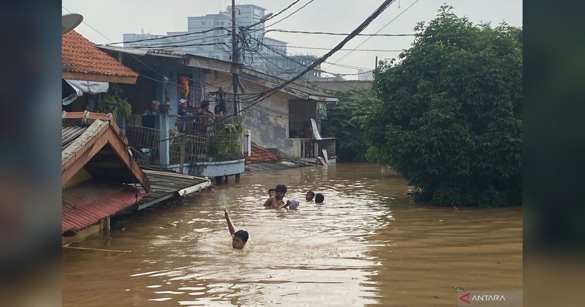 Anak-anak Berenang di Banjir Rawajati: Kegembiraan di Tengah Bencana