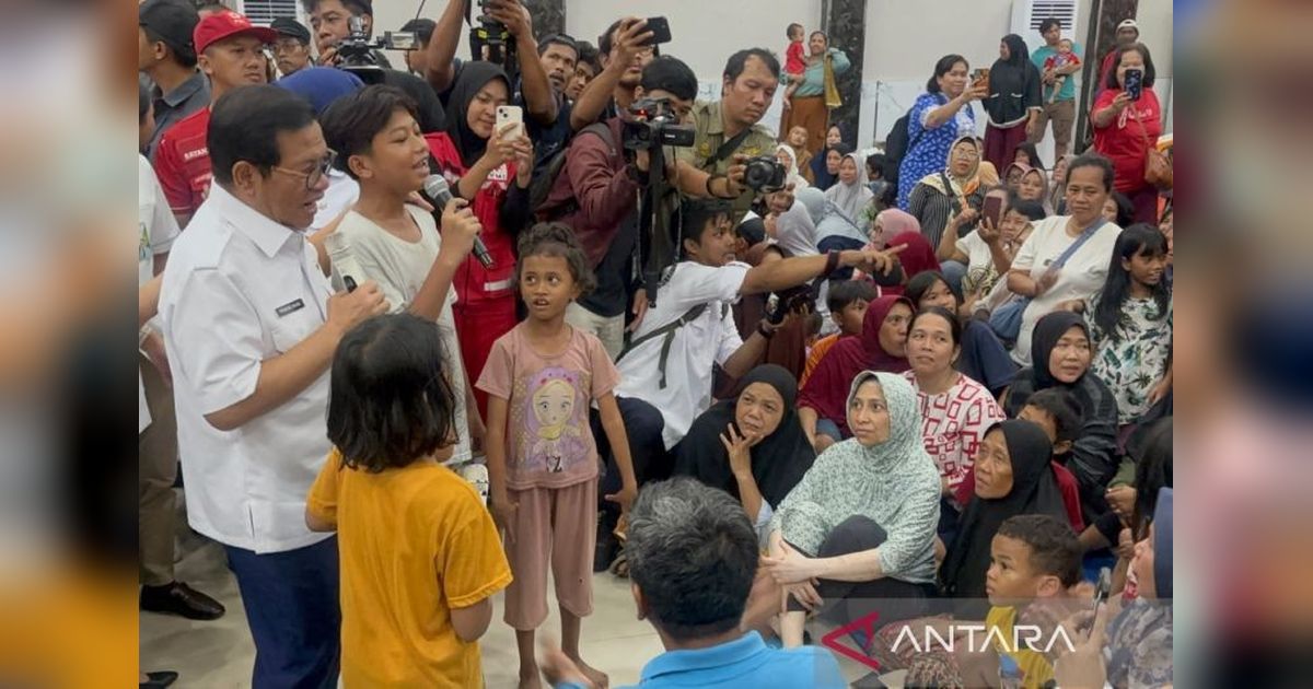 Pramono Anung Tinjau Pengungsian Banjir Jaktim, Janji Bantu Perlengkapan Sekolah Anak-Anak