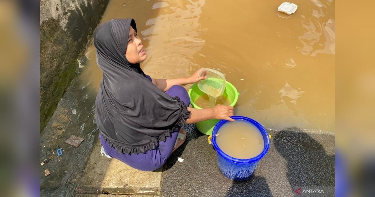 Warga Pengadegan Gunakan Air Banjir untuk Cuci Piring Akibat Kekurangan Air Bersih
