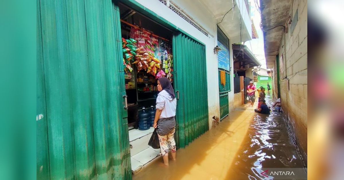 Warung Sembako Tetap Buka di Tengah Banjir Kedoya Selatan