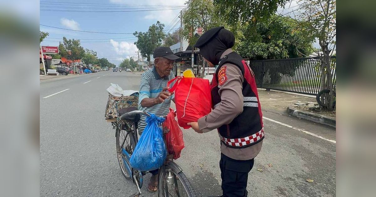 Polda Aceh Bagikan Paket Sembako untuk Lansia di Bulan Ramadhan