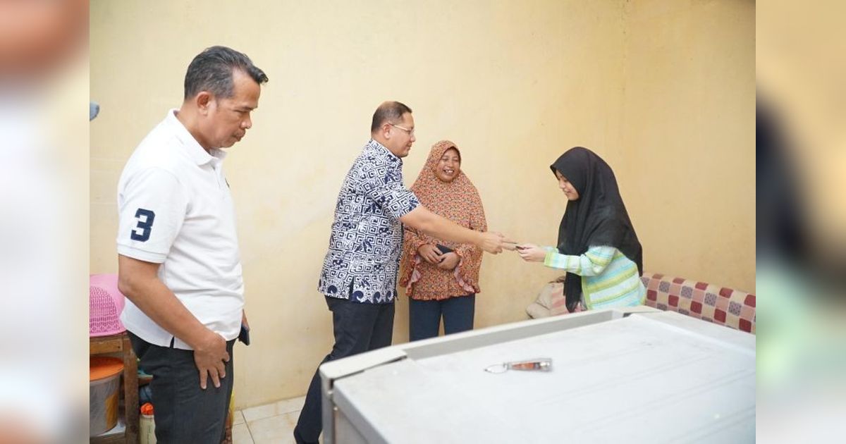 Gubernur Jatim Beri Bantuan Pendidikan untuk Siswa Putus Sekolah