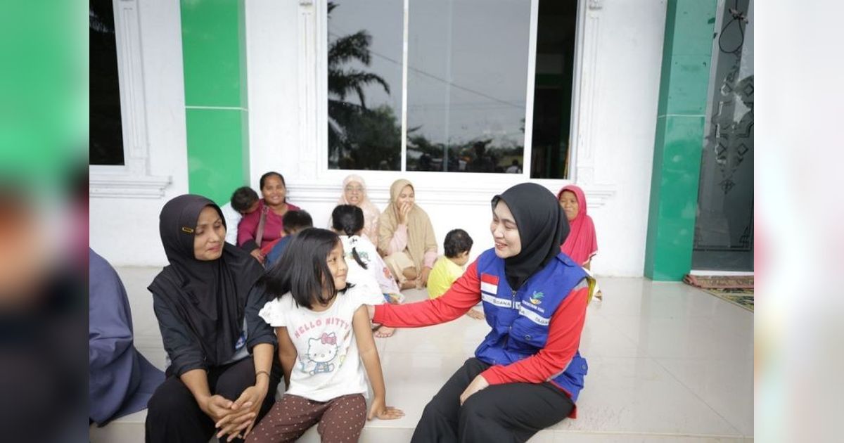 Henny Sasmita Wahid Salurkan Bantuan Makanan untuk Korban Banjir Pekanbaru