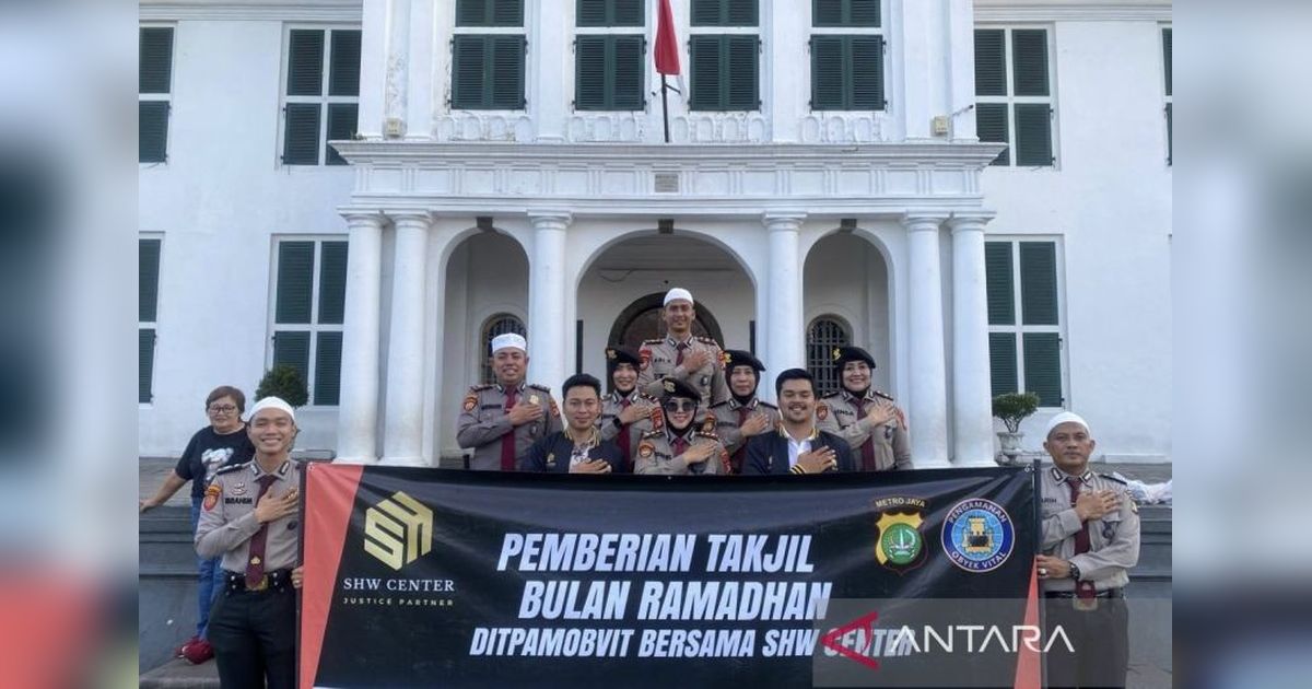 Polisi dan SHW Center Tebar Takjil di Kota Tua, Silaturahmi dan Berbagi di Bulan Ramadhan