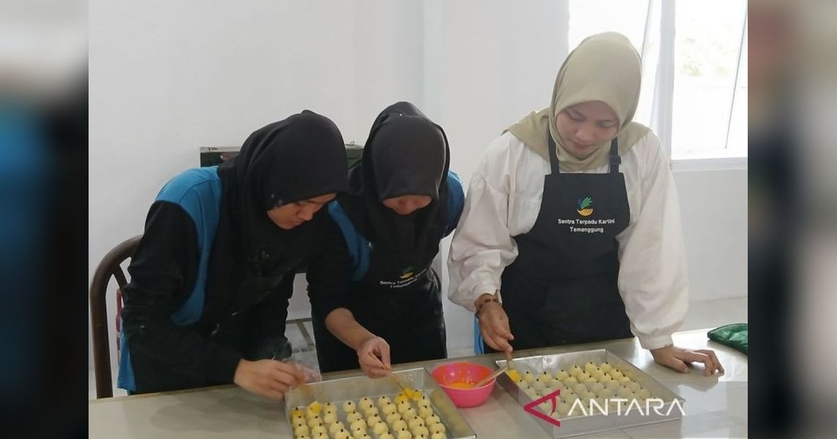 Disabilitas di Temanggung Berlatih Membuat Kue Kering, Produktif di Bulan Ramadhan