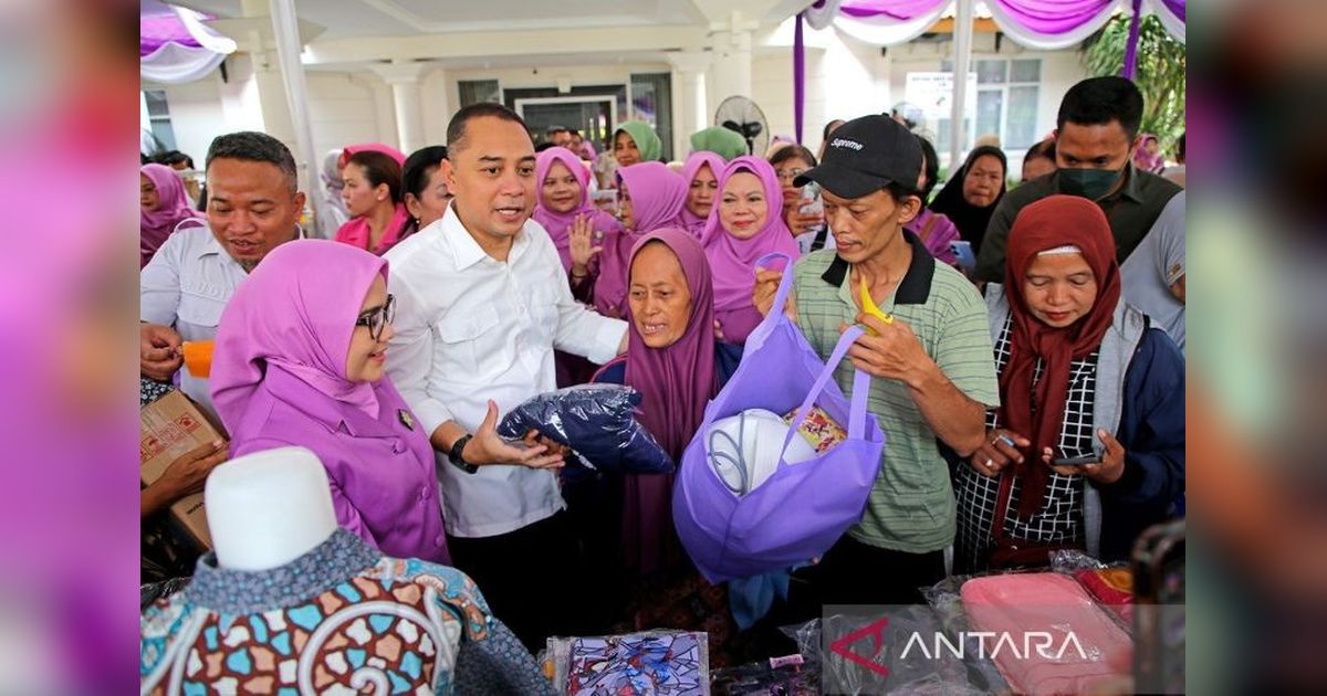 Pemkot Surabaya dan GOW Salurkan Sembako untuk 4.552 Keluarga Miskin