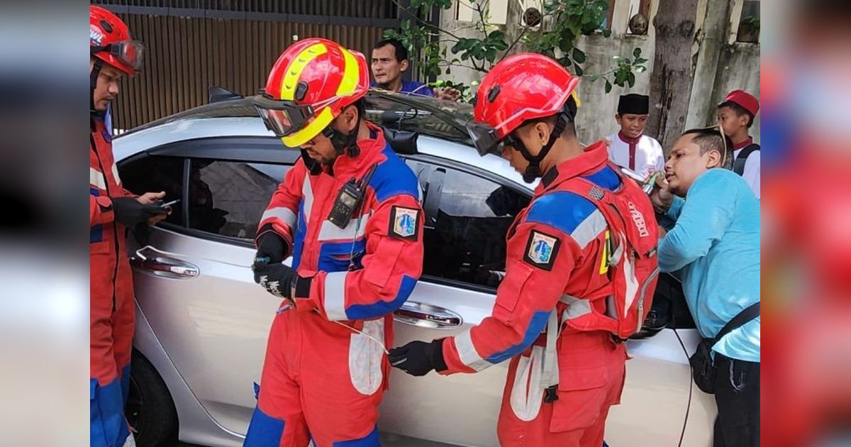 Dramatis! Gulkarmat Jakarta Utara Evakuasi Balita Terkunci di Mobil