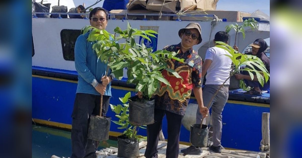 Kepulauan Seribu Bagikan Bibit Tanaman Produktif untuk Warga Pulau Kelapa dan Pulau Harapan