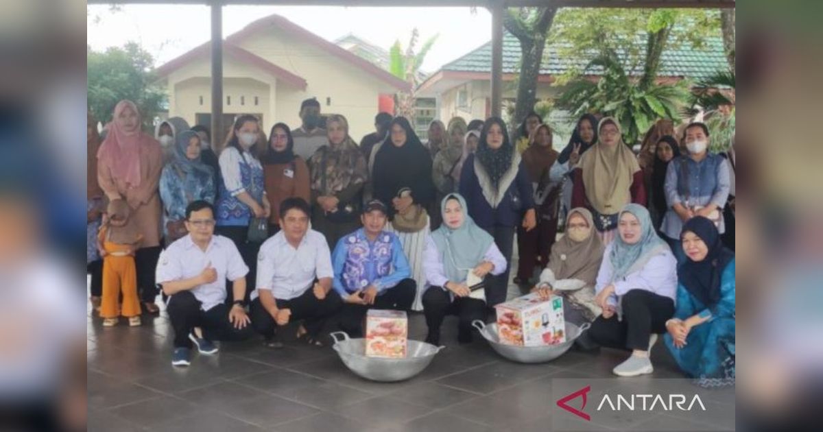 DKPPP Banjarmasin Berikan Bantuan Alat untuk Tingkatkan Produktivitas Kelompok Pengolah Perikanan