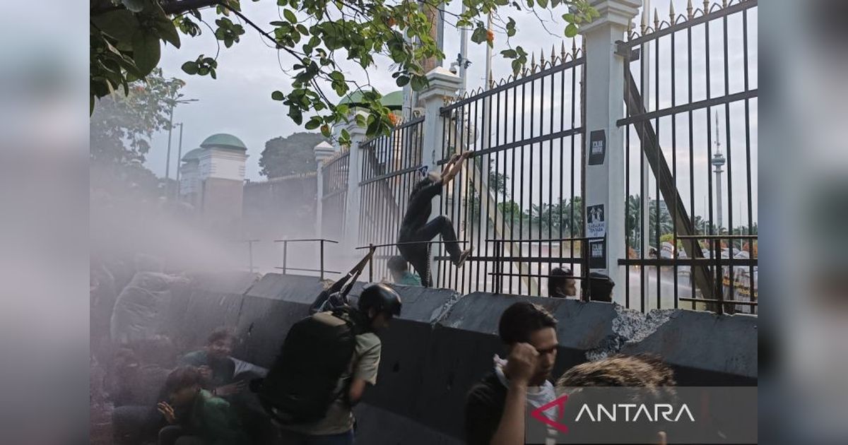 Polisi Gunakan Water Cannon Hadapi Demonstran Tolak RUU TNI di Depan Gedung DPR